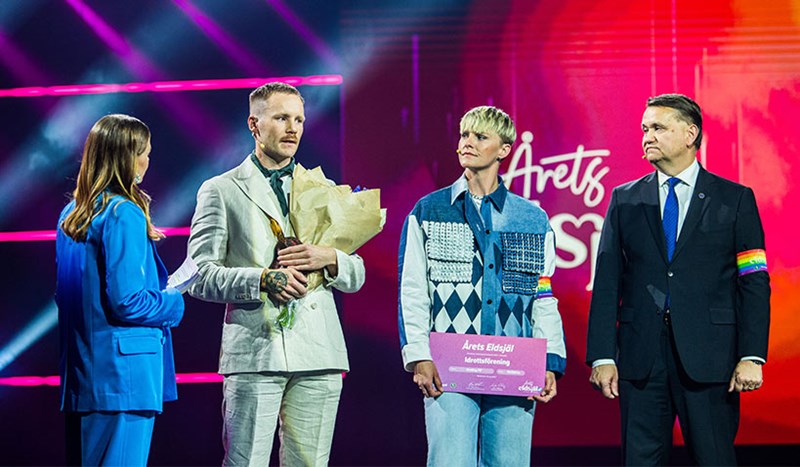 Programledare Clara Henry, pristagare i Årets Idrottsförening Qviding FIF, representerade av Kristoffer Pilmalm, med prisutdelare Nilla Fischer och Stefan Bergh under Eldsjälsgalan 2023 den 15 maj 2023 i Stockholm.