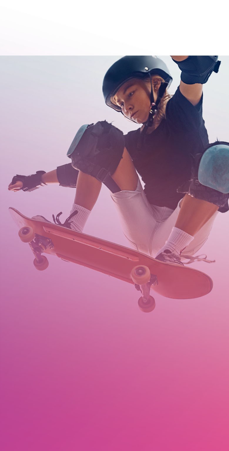 Skatebordåkare som gör ett hopp i luften.