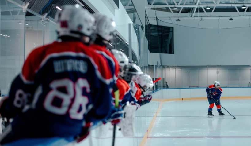 Barn som spelar ishockey