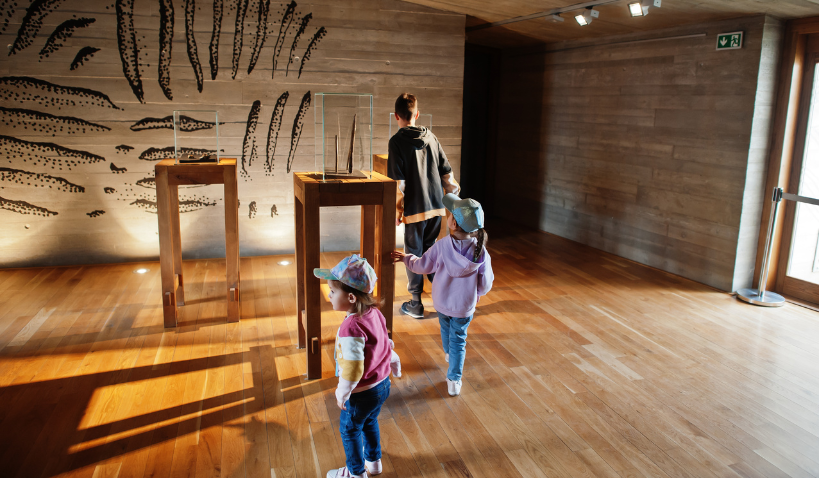 Bild på en familj på museum