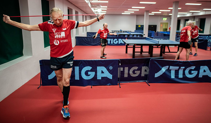 Bordtennis inomhus.