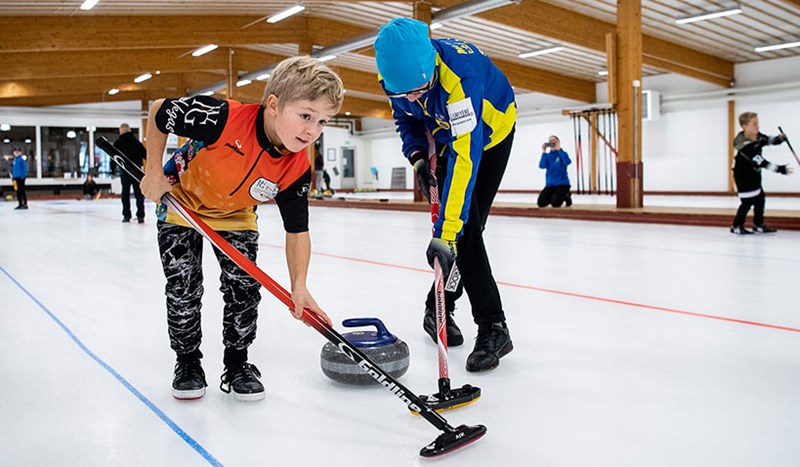 Barn som spelar curling