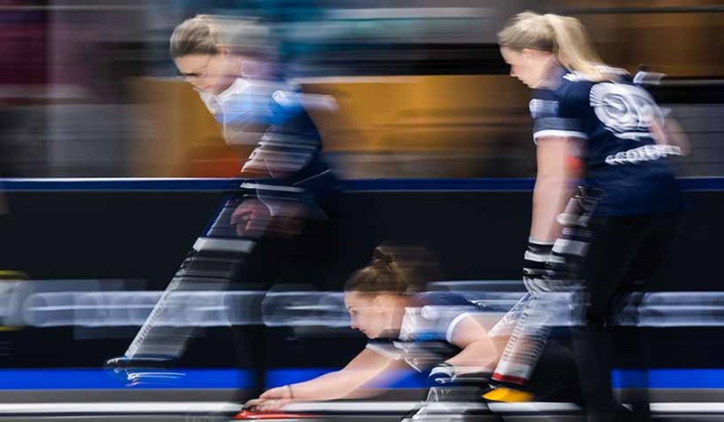Spelar curling på isen.