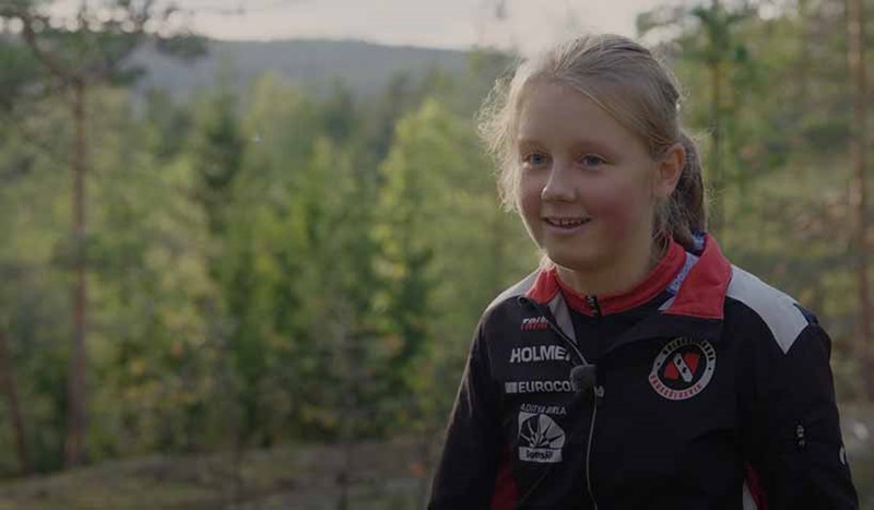 Barn som springer orientering.