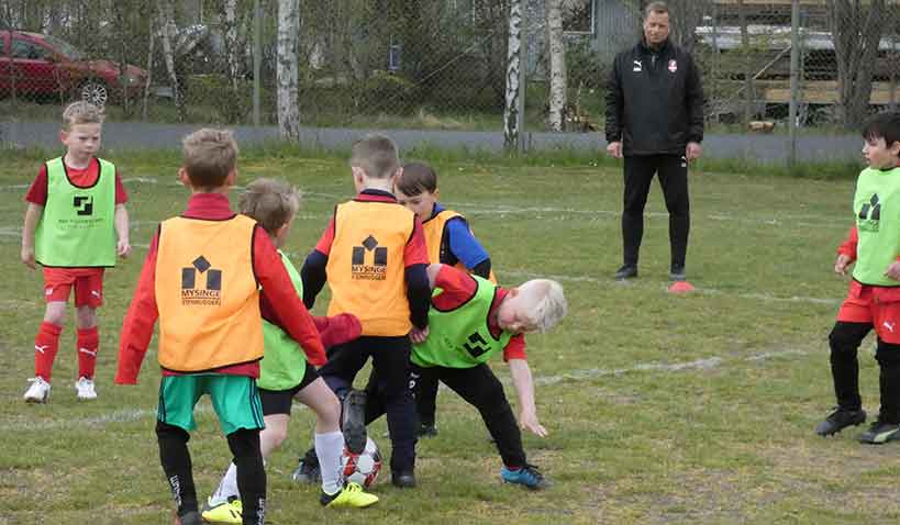Fotbollsklubben Färjestadens Goif på en träningsmatch.