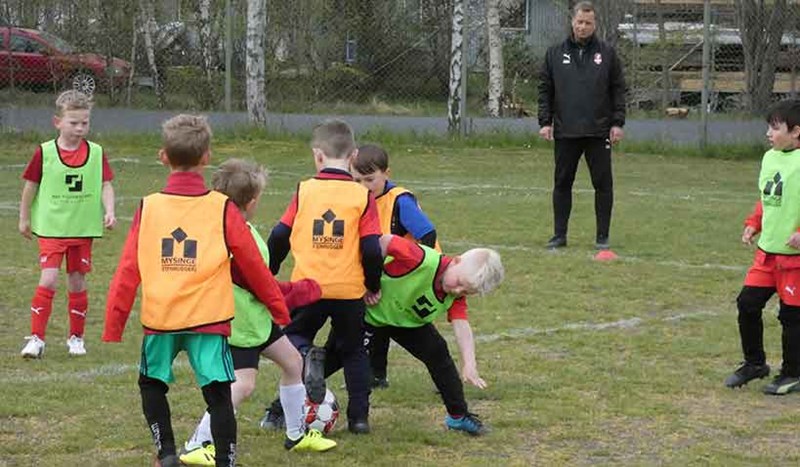 Fotbollsklubben Färjestadens Goif på en träningsmatch.