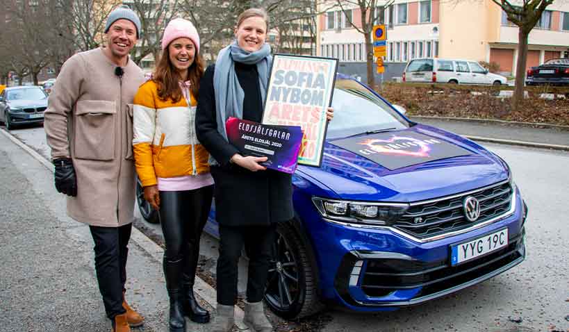 Sofia Nybom blir Årets Eldsjäl. Anna och Emil Jönsson Haag delar ut pris.