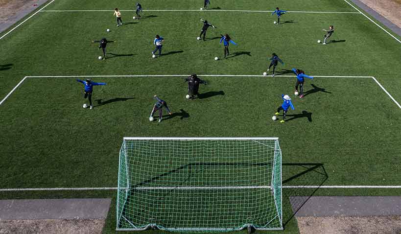 Fotbollsplan med mål. Fotboll för inkludering.