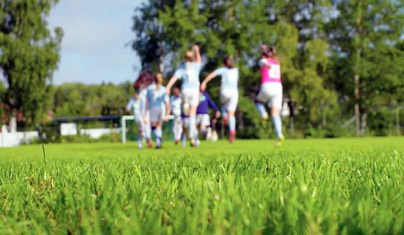 Tjejer som spelar fotboll.