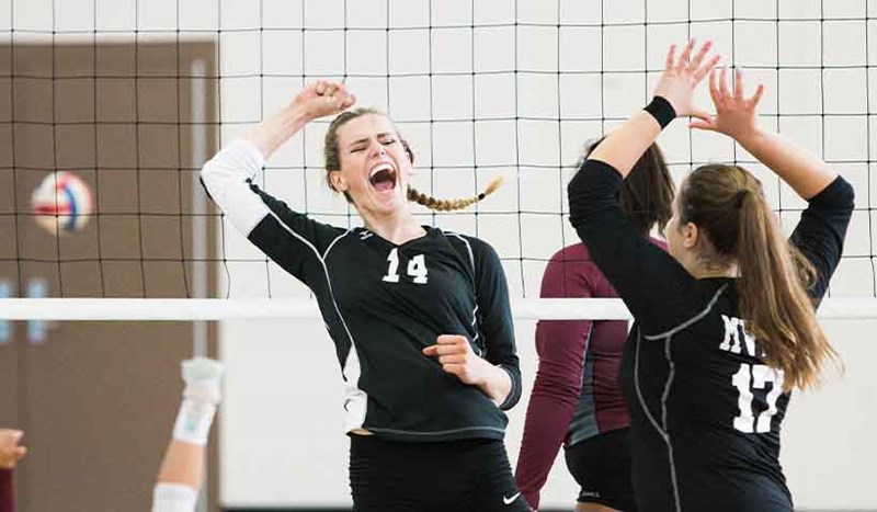 Glada volleybollspelare som gör målgest