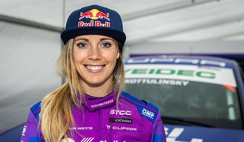 Porträtt på Mikaela-Åhlin-Kottulinsky med en STCC-bil i bakgrunden