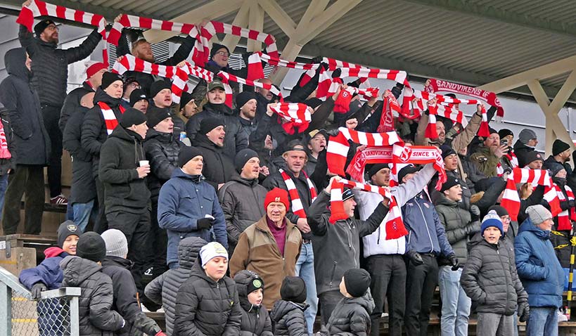 Publik med Sandvikens IFs rödvita halsdukar på fotbollsmatch