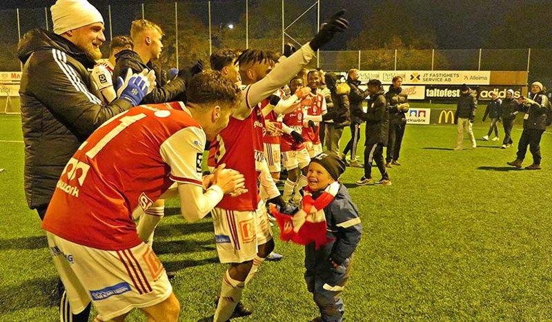 Applåderande fotbollsspelare i Sandvikens IF på fotbollsplan