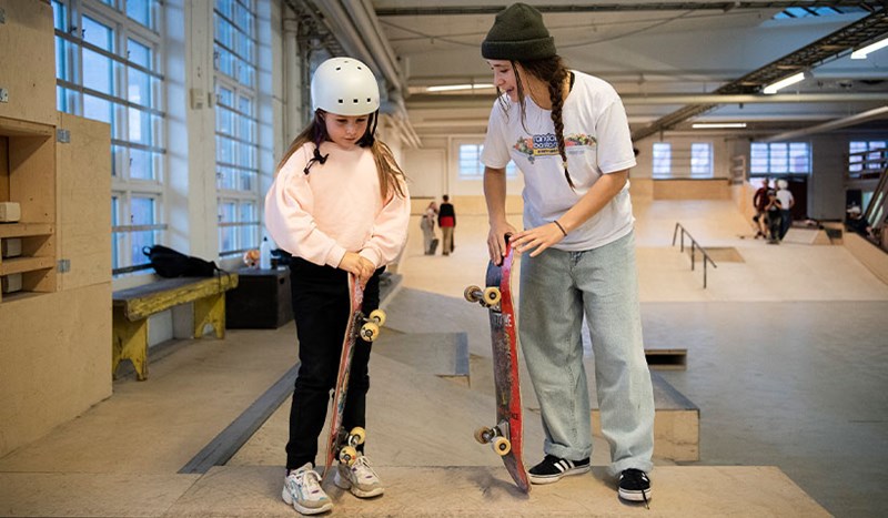 Tjejer som åker skateboard.