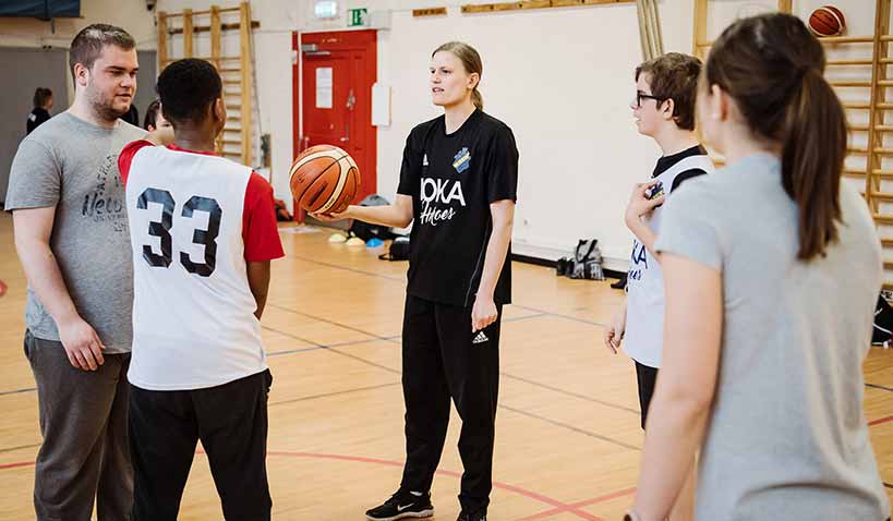 Sofia Nybom under en basketträning.