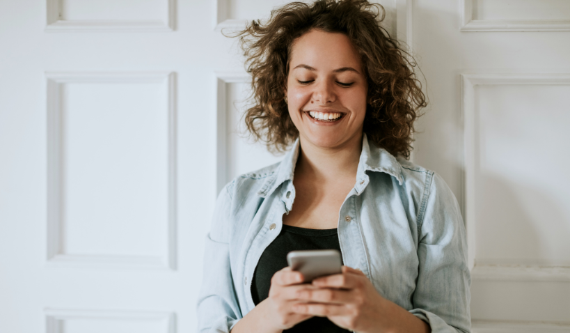 Person som håller i en telefon