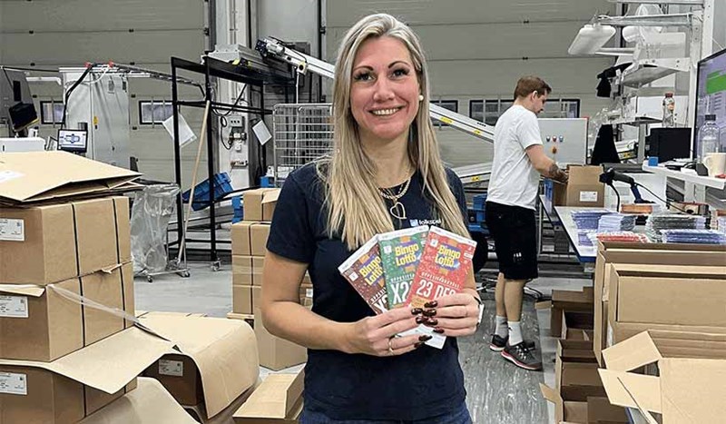 Lisa, en medarbetare på Folkspel, håller glatt upp årets uppesittarlotter