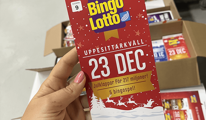 En hand som håller fram en uppesittarlott till BingoLottos uppesittarkväll
