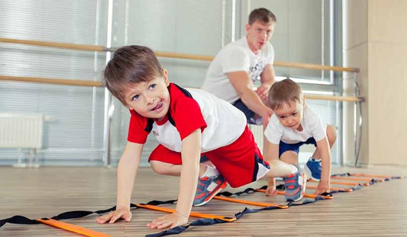 Barn håller på med gymnastik.