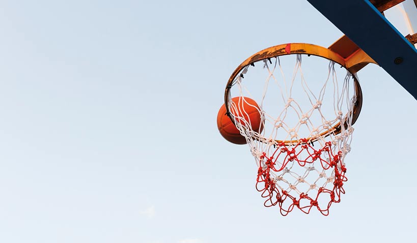Boll i basketkorg.