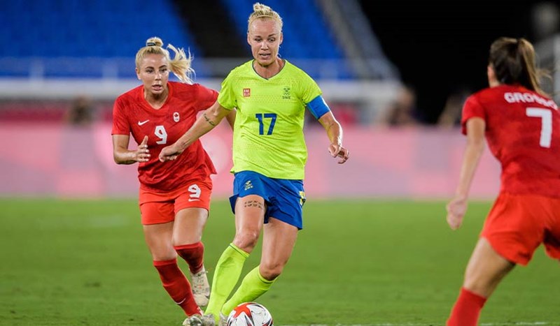 Fotbollsspelaren Caroline Seger in action