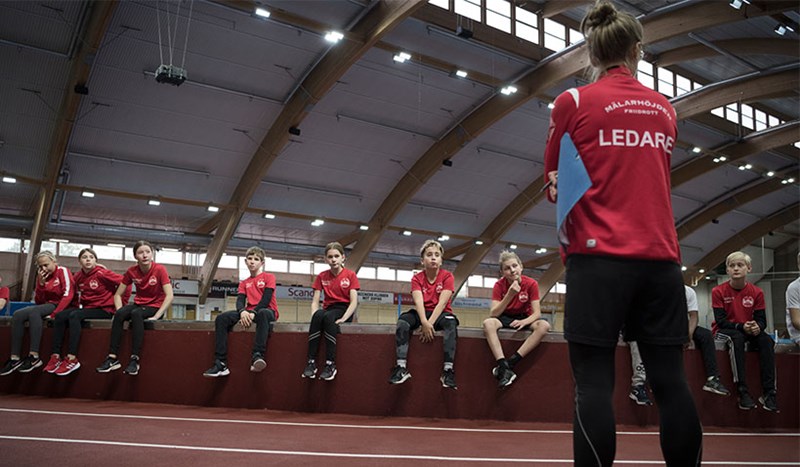 Ledare som pratar med och coachar barn