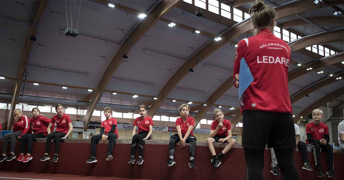 Ledare pratar med barn inför match