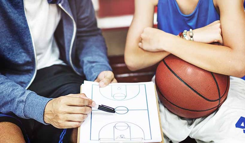 Taktiksnack med taktiktavla inför basketmatch