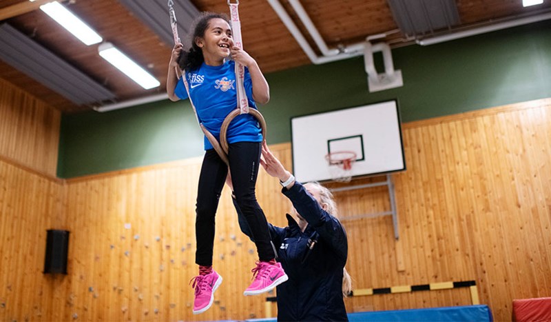 Barn som sitter i rockringar