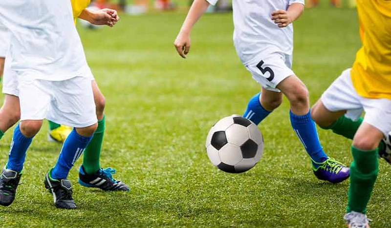 Ett fotbollslag mitt uppe i en dribbling