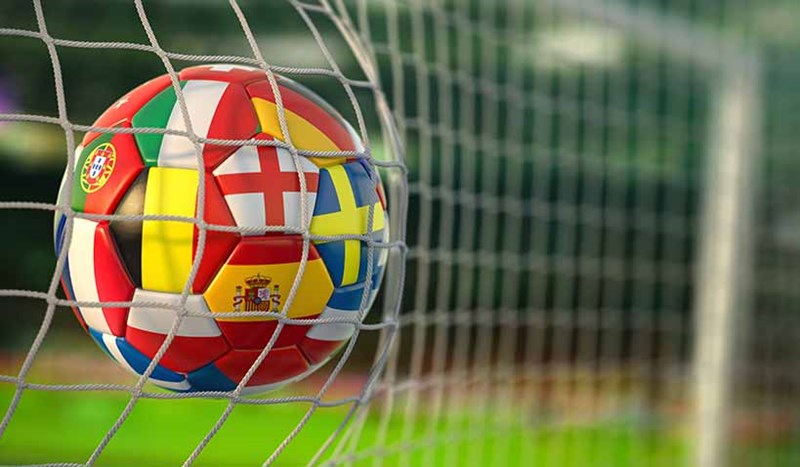 Fotboll som går i målnät