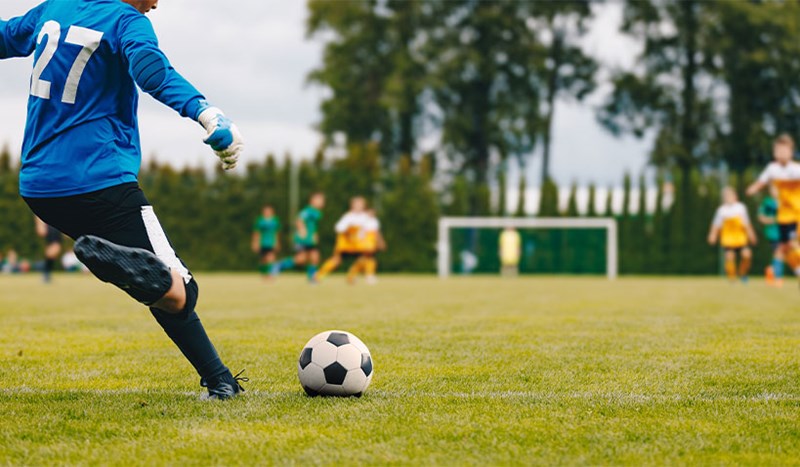 En frispark under fotbollsmatch på gräsplan