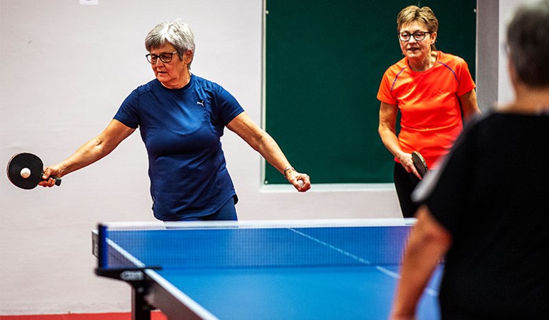 Äldre damer som spelar pingis.