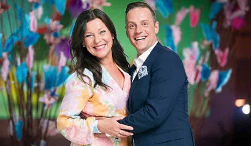 Lotta Engberg och Stefan Odelberg kramas