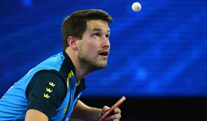 Kristian Karlsson spelar pingis