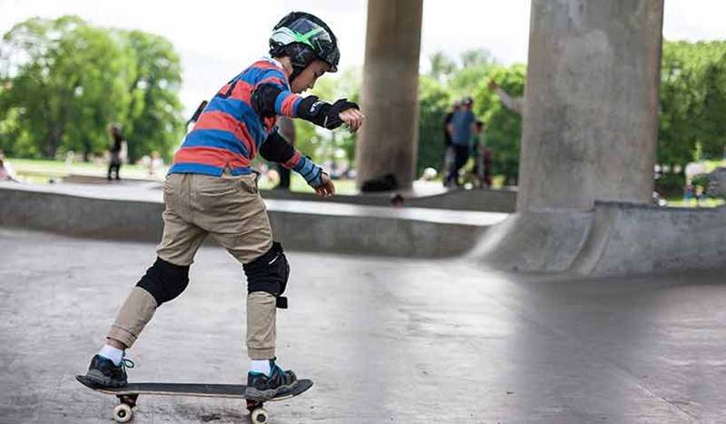 Pojke åker skateboard i skateboardpark