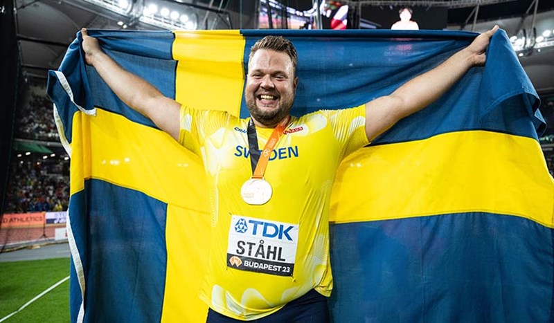 Daniel ståhl håller i svenska flaggan.