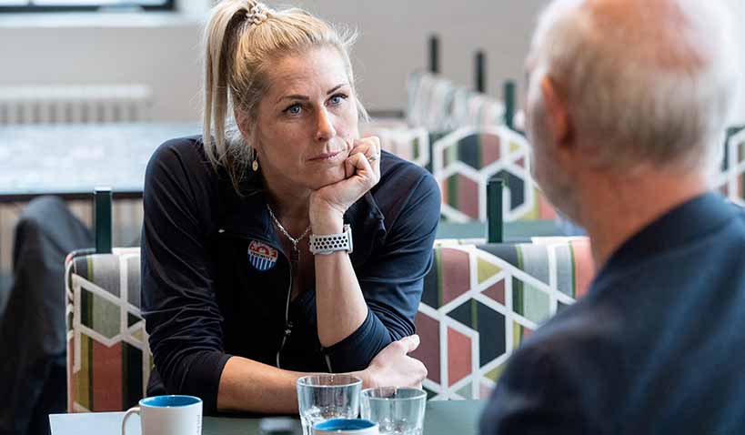 Erica Johansson och Dennis Andersson möts.