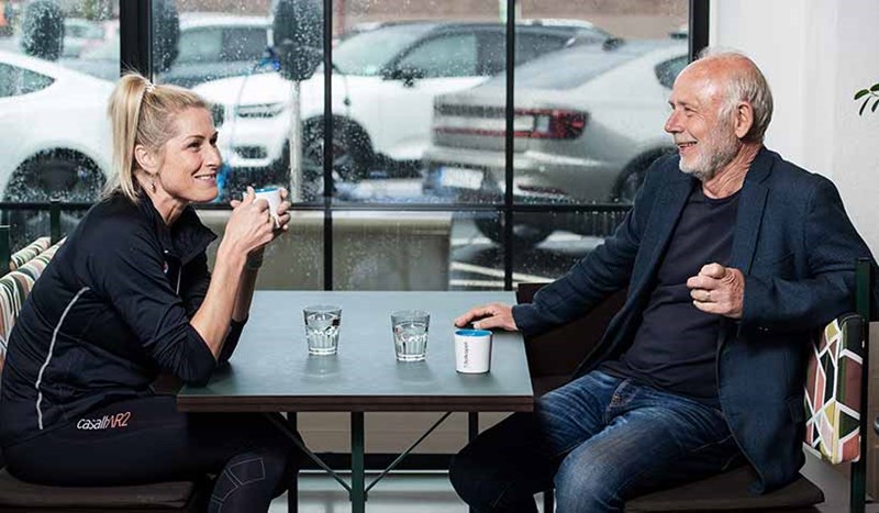 Erica Johansson tar en kopp kaffe på Folkspels kontor