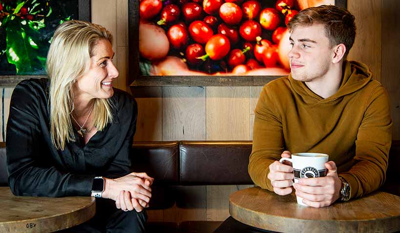 Erica Johansson möter Truls Moregardh.