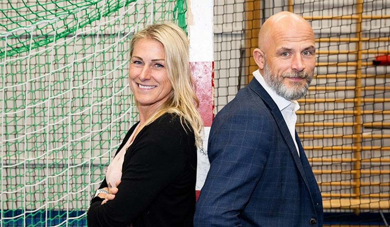Erica möter Fredrik och poserar vid handbollsmål