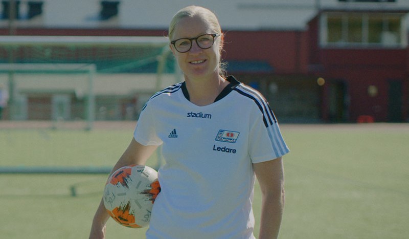 Victora Sandell med fotbollsboll.