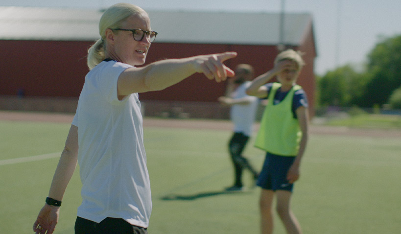 Victora Sandell tränar fotboll.