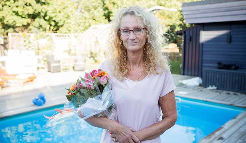 Mia Dahlgren tar emot blombukett. Månandens föreningshjälte.