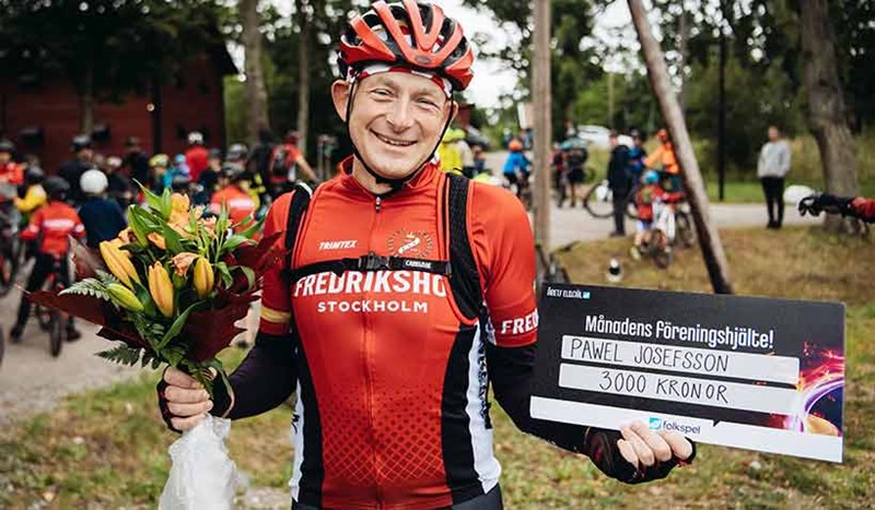 Pawel Josefsson tar emot blombukett. Månandens föreningshjälte.