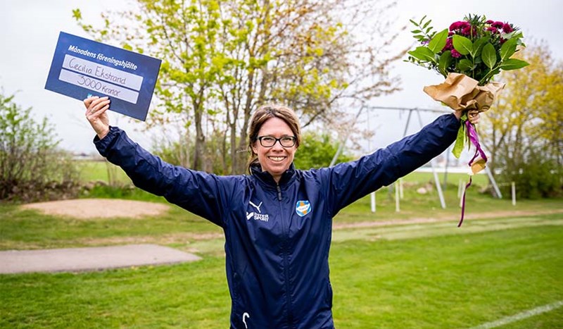 Cecilia  tar emot blombukett. Månandens föreningshjälte.
