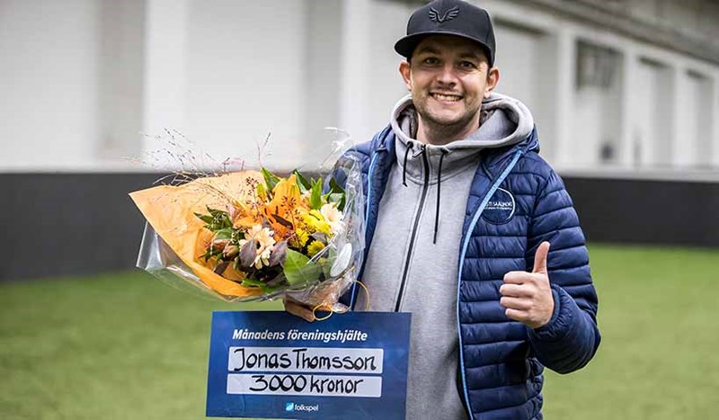 Föreningshjälte tar emot blommor.