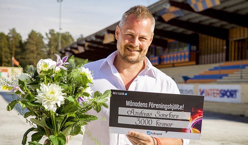 Andreas Sonefors tar emot blombukett. Månandens föreningshjälte.