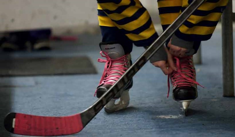 Spelar ishockey.
