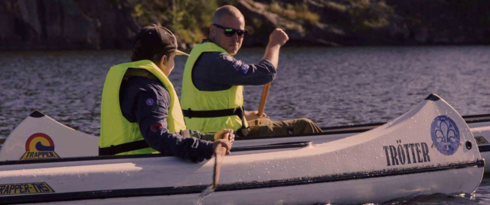 Scouter ute och paddlar kajak.